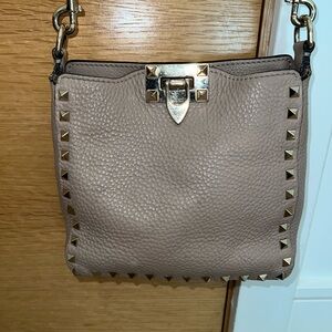 Authentic VALENTINO
Pebbled Caltskin Mini Rockstud
Flip-Lock Messenger Bag